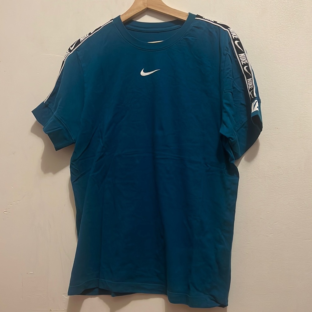 Selling a medium Nike shirt